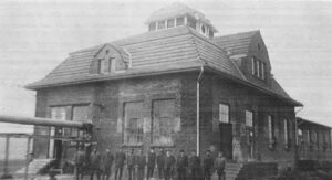 Betriebsgebäude des Gaswerkes mit 13-köpfiger Belegschaft (1908)