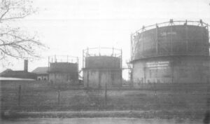 Betriebsgelände mit drei Gasbehältern (1925)