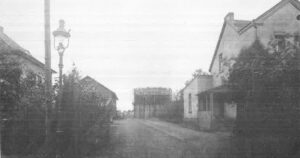 Eingang des Betriebsgeländes mit Gaslatere (1951)