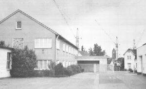 Anbau an das bestehende Verwaltungsgebäude auf der Langforter Straße. Im Hintergrund Bau des neuen Rathauses (1976)