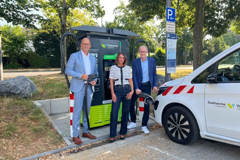 Pressefoto Erste Schnellladesäule der Stadtwerke in Betrieb(1) Pressefoto Erste Schnellladesäule der Stadtwerke in Betrieb(1)