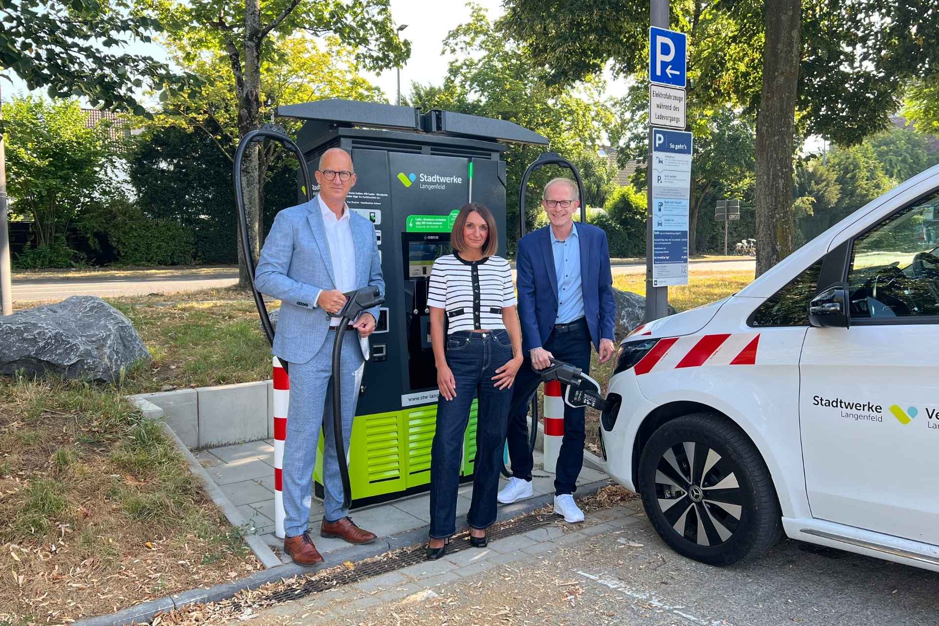 Pressefoto Erste Schnellladesäule der Stadtwerke in Betrieb(1) Pressefoto Erste Schnellladesäule der Stadtwerke in Betrieb(1)