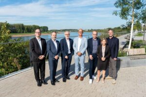 Dr. Daniel Heuberger, Geschäftsführer der Stadtwerke Hilden GmbH, Dr. Claus Pommer, Bürgermeister der Stadt Hilden, Hans-Ullrich Schneider, Geschäftsführer der Stadtwerke Hilden GmbH, Stefan Figge, Geschäftsführer der Stadtwerke Langenfeld GmbH, Gerold Wenzens, Bürgermeister der Stadt Langenfeld, Sonja Wienecke, Bürgermeisterin der Stadt Monheim am Rhein sowie Dr. Christian Reuber, Geschäftsführer der MEGA Monheimer Elektrizitäts- und Gasversorgung GmbH (von links) freuen sich gemeinsam auf die Kooperation und die damit verbundenen Vorteile für Bürgerinnen, Bürger und Mitarbeitende. Foto: MEGA Monheimer Elektrizitäts- und Gasversorgung GmbH / Tim Kögler