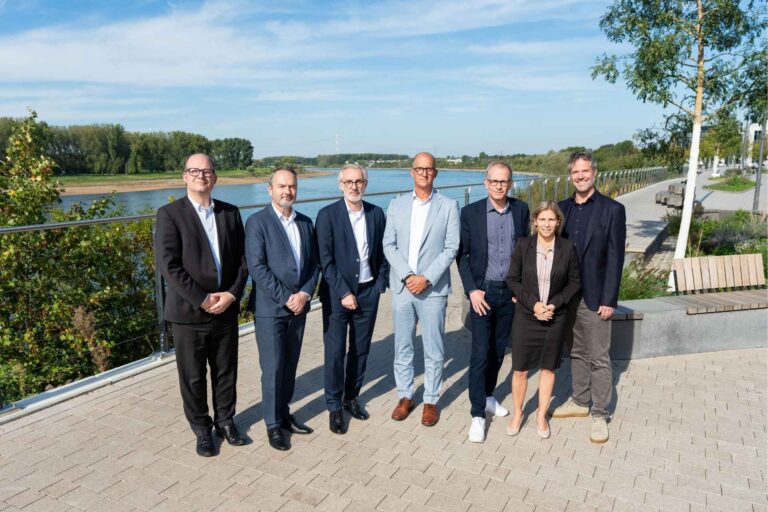 Dr. Daniel Heuberger, Geschäftsführer der Stadtwerke Hilden GmbH, Dr. Claus Pommer, Bürgermeister der Stadt Hilden, Hans-Ullrich Schneider, Geschäftsführer der Stadtwerke Hilden GmbH, Stefan Figge, Geschäftsführer der Stadtwerke Langenfeld GmbH, Gerold Wenzens, Bürgermeister der Stadt Langenfeld, Sonja Wienecke, Bürgermeisterin der Stadt Monheim am Rhein sowie Dr. Christian Reuber, Geschäftsführer der MEGA Monheimer Elektrizitäts- und Gasversorgung GmbH (von links) freuen sich gemeinsam auf die Kooperation und die damit verbundenen Vorteile für Bürgerinnen, Bürger und Mitarbeitende. Foto: MEGA Monheimer Elektrizitäts- und Gasversorgung GmbH / Tim Kögler